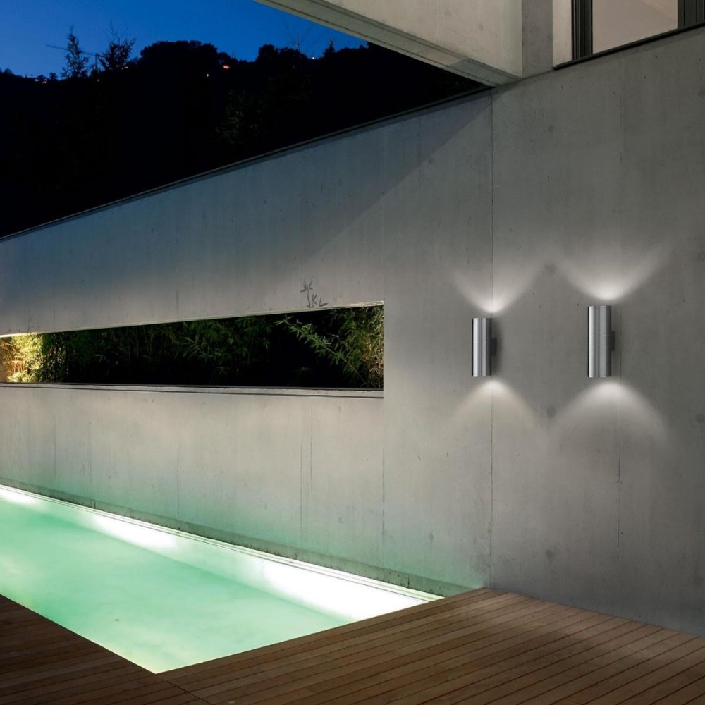 Nástěnné osvětlení u bazénu