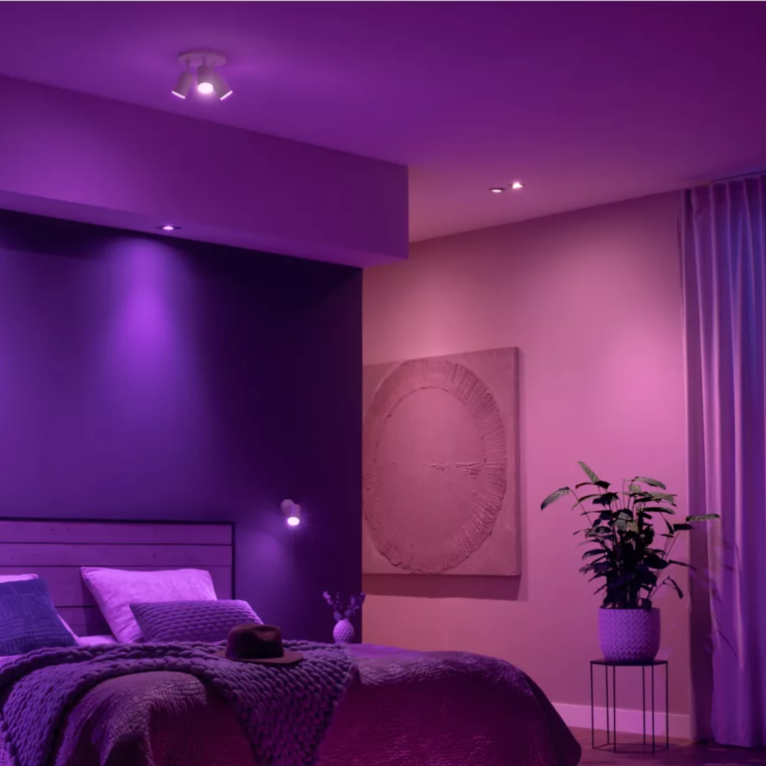 Designová vnitřní svítidla Philips Hue s nastavitelným světlem pro pohodlnou a příjemnou atmosféru v domácnosti.