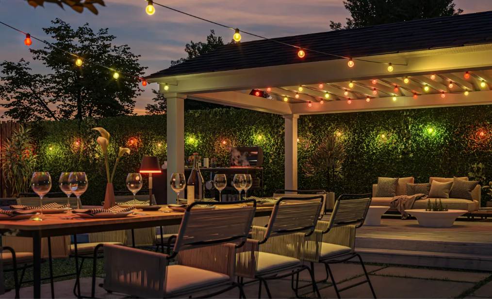 Kulová inteligentní světla Philips Hue Festavia Globe rozzářená na zahradní párty