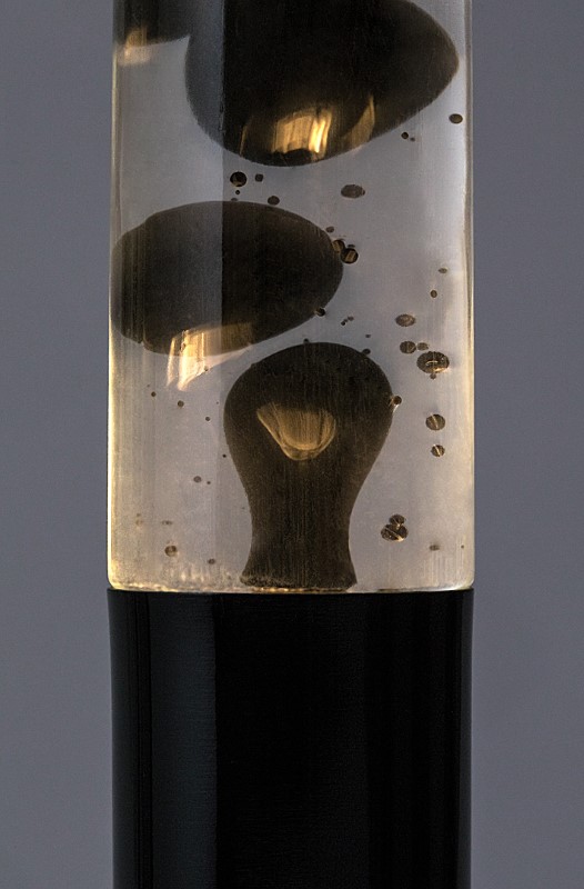 Detail čiernej lávovej lampy