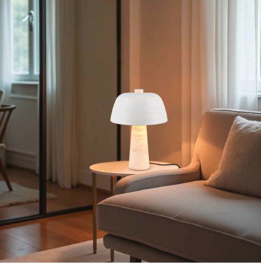 Stolní lampa Rodinka TIMBA – minimalistické svítidlo s bílým stínidlem pro útulnou atmosféru obývacího pokoje nebo ložnice