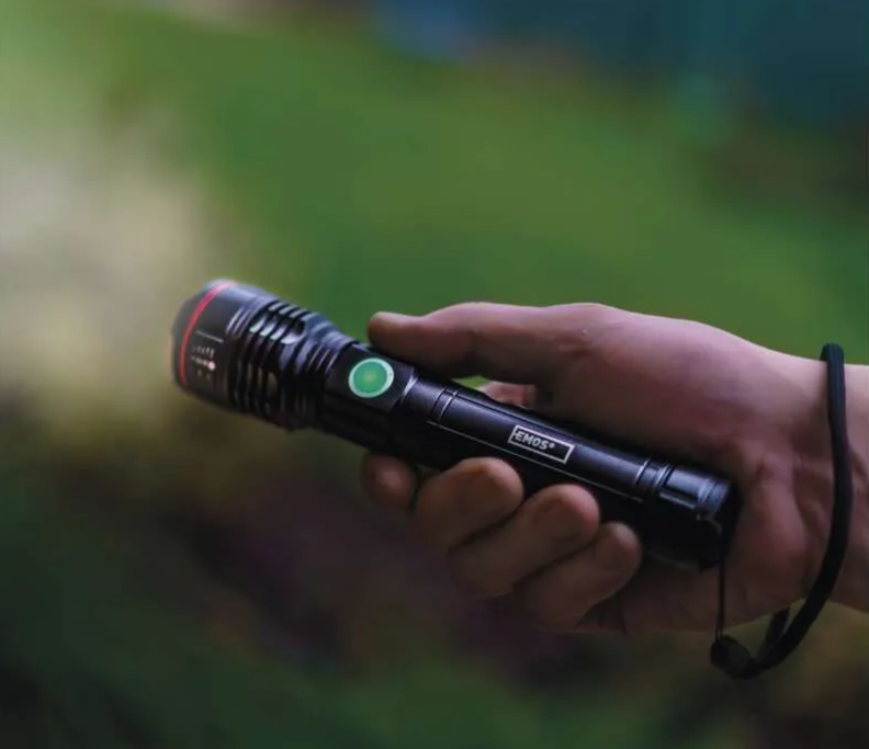 kvalitní dobíjecí LED ruční baterka oprava nouzové osvětlení kempování rybaření karavan světlo