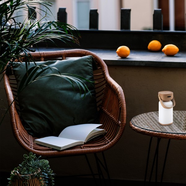 Rabalux Funes 77143 osvětlující venkovní posezení, demonstrující útulnou atmosféru teplého bílého světla