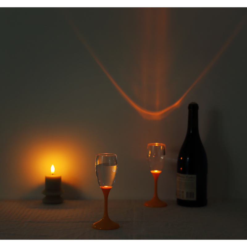 romantické pozadie - Svietiace poháre na víno a prosecco GLOBO COEN vytvárajúce romantickú atmosféru