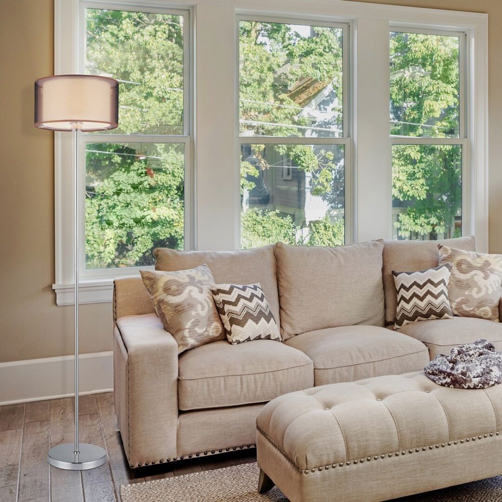 rustikálna stojaca lampa s béžovo zlatým tienidlom umiestnená v obývačke 