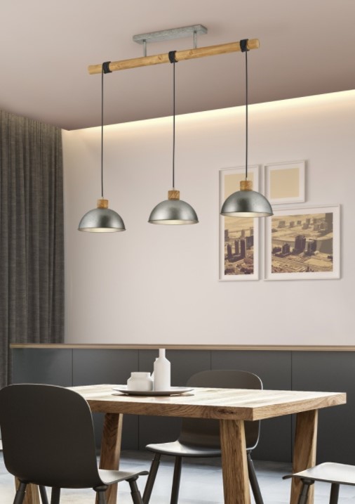 Závěsný lustr na lankách nad jídelním stolem