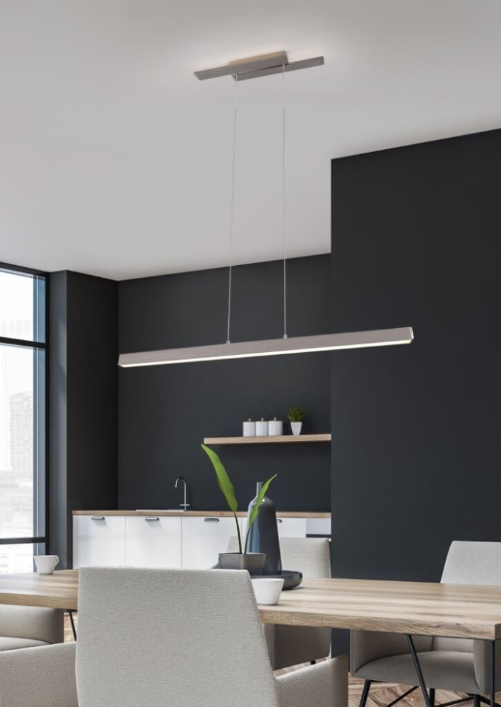 Podlouhlé závěsné osvětlení nad kuchyňským stolem