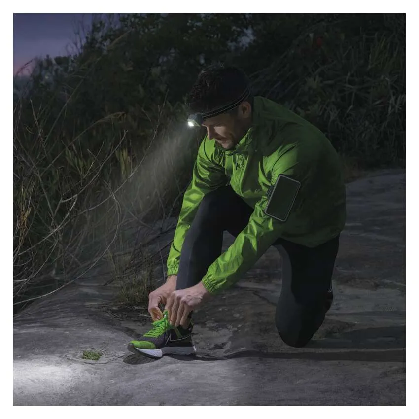 Běžec s kompletní výbavou včetně LED čelovky připravený na běh. 
