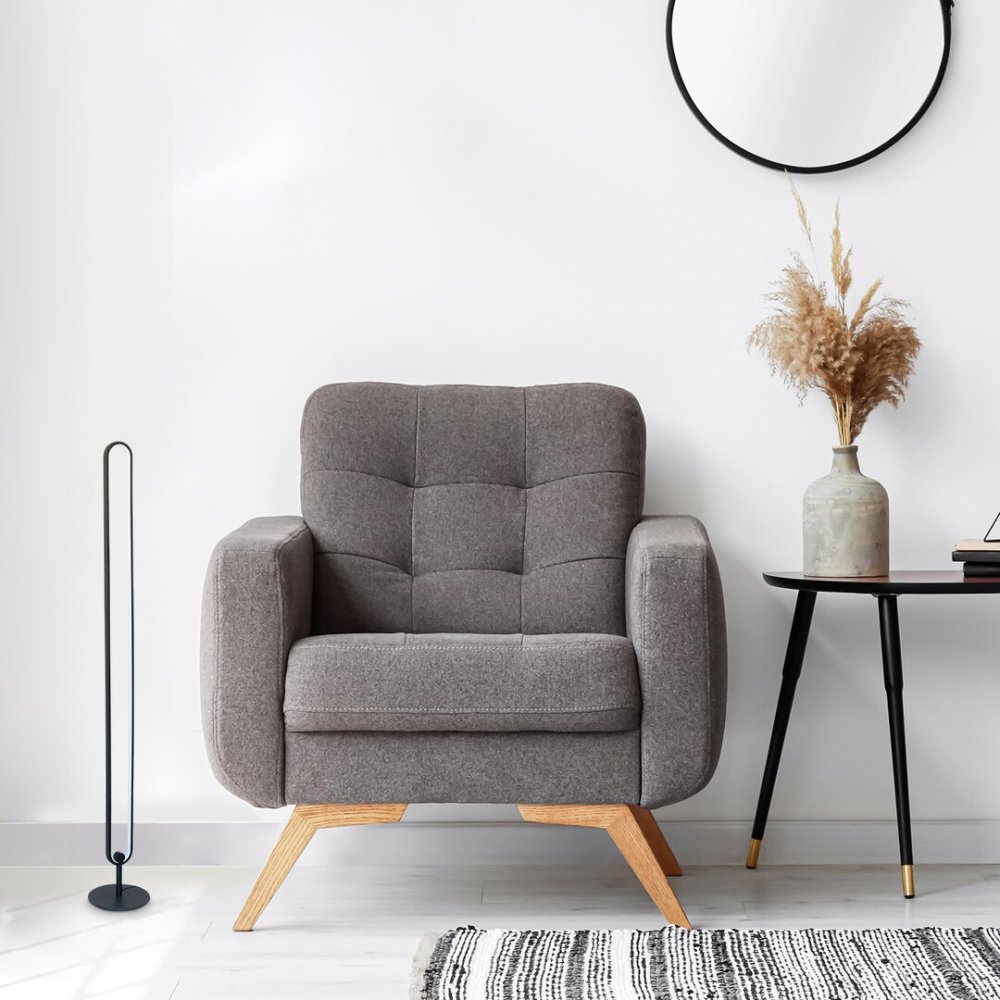 Moderní stojací lampa s dálkovým ovládáním s nadčasovým a minimalistickým designem do obývacího pokoje