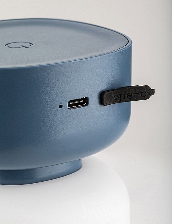 Rabalux Funes 77145 nabíjející se přes USB-C port, zdůrazňující bezdrátový provoz lampy