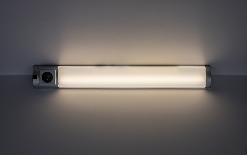 RABALUX 78039 Soft 2E svietidlo pod kuchynskú linku so zásuvkou š680mm LED 8W/450lm 4000K strieborná, biela