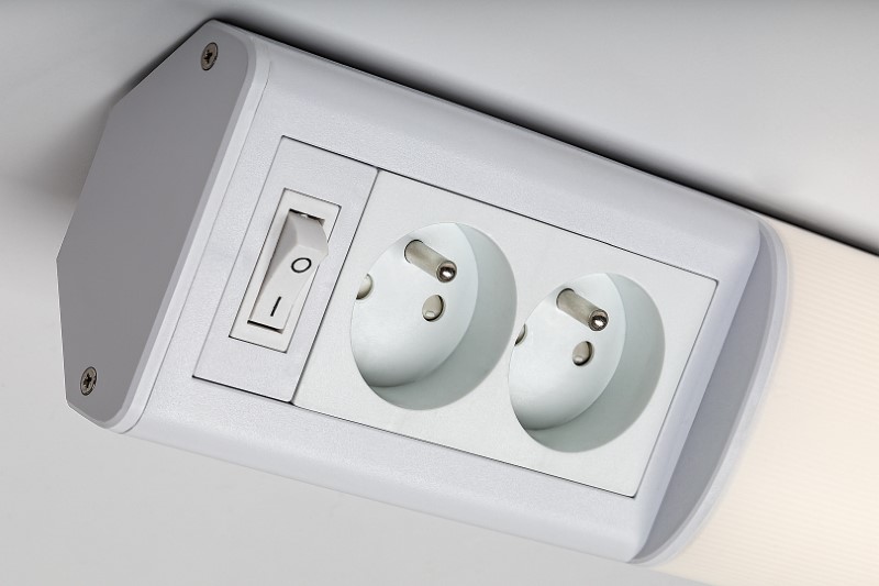 RABALUX 78041 Bath 2E svietidlo pod kuchynskú linku so zásuvkou š700mm LED 15W/1300lm 4000K biela