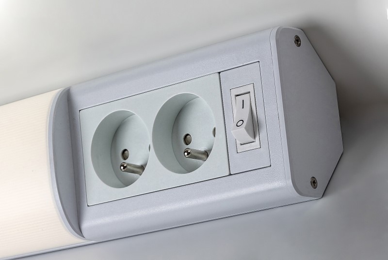 RABALUX 78040 Bath 2E svietidlo pod kuchynskú linku so zásuvkou š500mm LED 10W/900lm 4000K biela