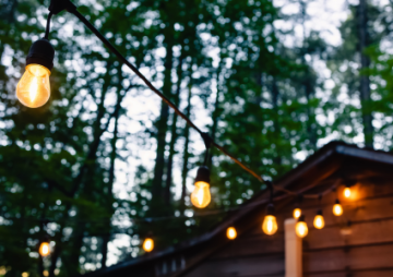 Záhradné svetelné reťaze: Okamžitá mágia pre vaše letné večery