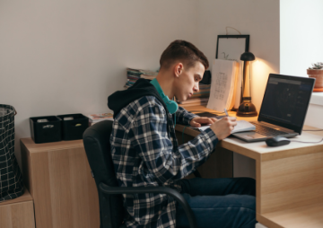 Osvětlení pro středoškoláka: Jak lampa podpoří koncentraci i při celovečerním projektu?