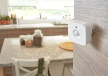 Nakúpte akékoľvek interiérové svietidlo Philips Hue aspoň za 200 EUR a získajte k nemu pohybový senzor ako darček!