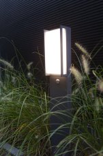 LUTEC 7193004118 QUBO exteriérový zahradní sloupek LED 17W 1000lm 3000K IP54 tmavá šedá, pohybový senzor