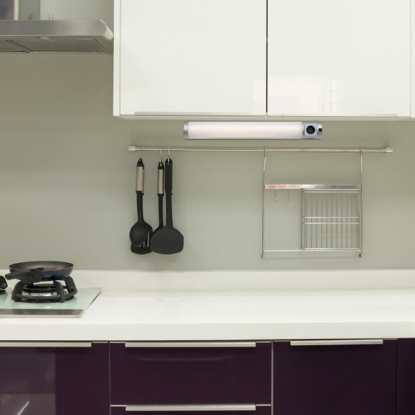 RABALUX 78039 Soft 2E svietidlo pod kuchynskú linku so zásuvkou š680mm LED 8W/450lm 4000K strieborná, biela