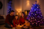 Mladá rodina s dětmi rozbaluje dárky u vánočního stromku se smart RGB řetězem Philips Hue Festavia v modro-fialových barvách