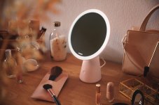 Philips 8719514420458 Mirror stolní dotyková kosmetická lampička se zrcadlem LED 4,5W/60lm 3000-5000K USB růžová stmívatelná