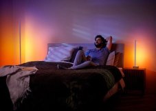 Philips HUE White and color ambiance 8719514433526 Signe stojanové svítidlo LED 1,4m 29W/2550lm bílá, imitácia dreva, bluetooth