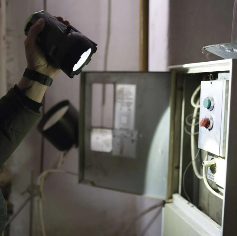 kvalitní dobíjecí LED ruční baterka oprava nouzové osvětlení propíchnutí okamžité světlo nouzová pomoc