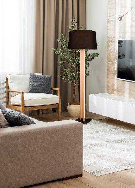 Elegantní minimalistická dřevěná stojací lampa do obývacího pokoje s přírodním nadčasovým designem