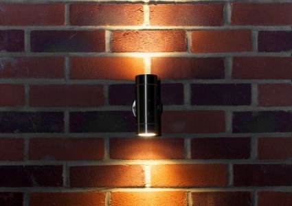 nástěnné světlo svítící současně nahoru a dolů