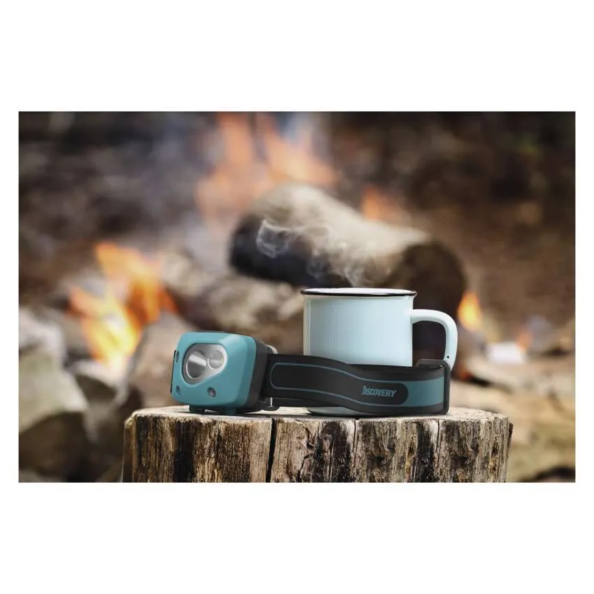 Modrá LED čelovka na pni stromu, je určena do všech podmínek a terénu. 