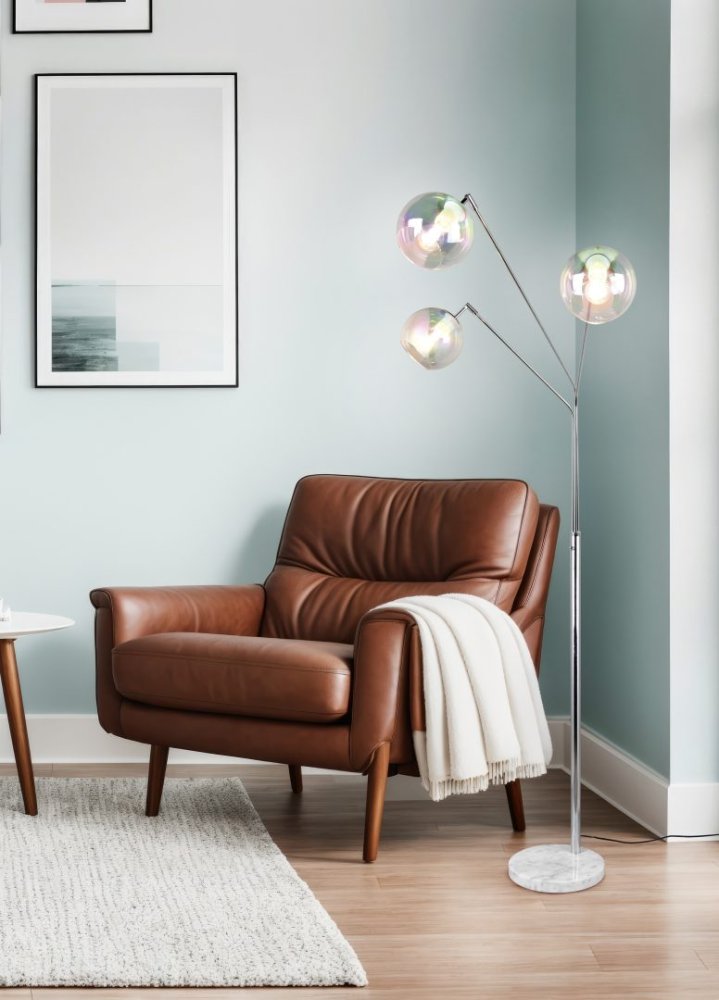 moderná strieborná stojacia lampa s nadčasovým a zaujímavým dizajnom do obývacej izby 