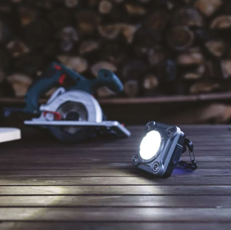 kvalitní dobíjecí LED ruční baterka oprava nouzové osvětlení propíchnutí okamžité světlo nouzová pomoc