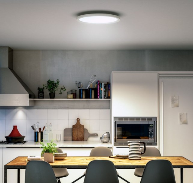 Kulatá stropnice nad kuchyňským stolem