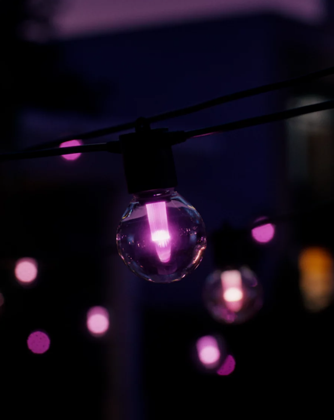 Detail kulové LED žárovky Philips Hue Festavia Globe s jemným bokeh efektem