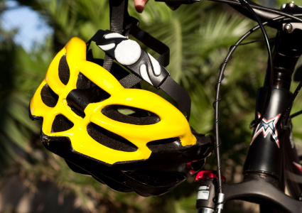 Cyklistická přilba: Naprosto nejdůležitější doplněk. Chrání nejzranitelnější část těla.