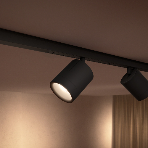 Detail zacvaknutí bodového svítidla do lišty systému Philips Hue Perifo