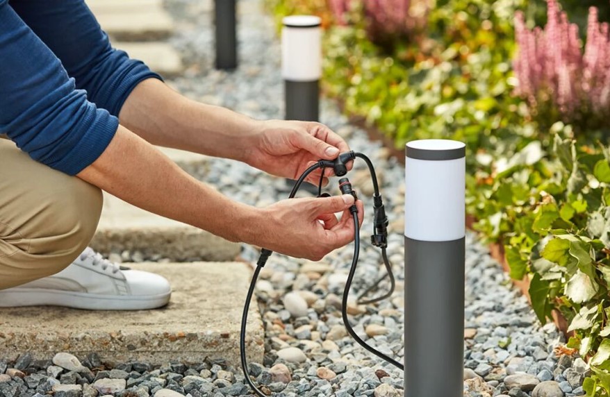 Propojení venkovních světelných low voltage sloupků Philips spojovacími kabely