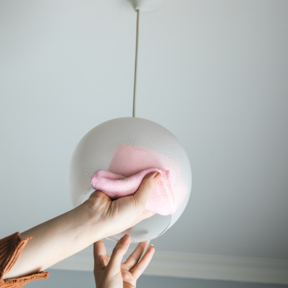 Špinavé plastové stínidlo, které se utírá mikroutěrkou