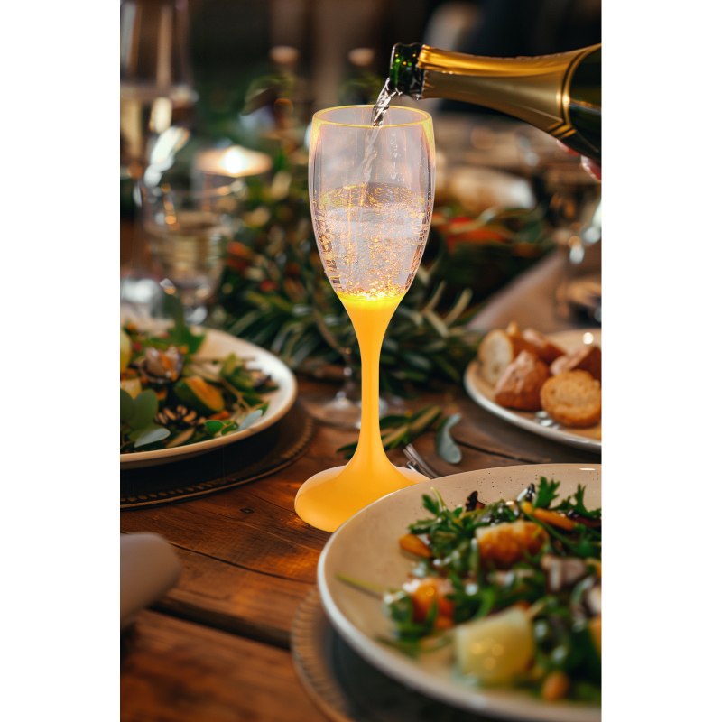 Svietiace poháre na víno a prosecco GLOBO COEN vytvárajúce romantickú atmosféru naplnené, FEIM:sk