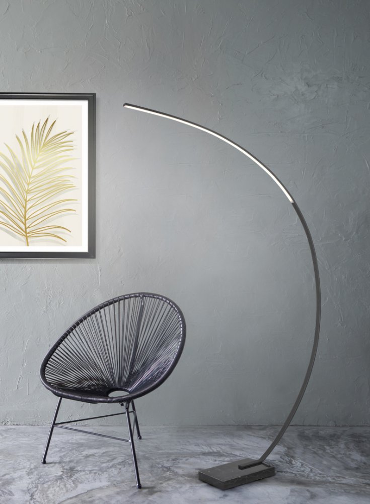 Černá matná stojací lampa v geometrickém tvaru s minimalistickým, nadčasovým designem