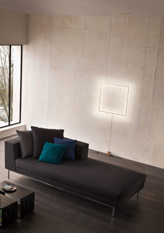 Moderní zlatá stojací/závěsná lampa v geometrickém tvaru čtverce se zajímavým a nadčasovým designem do obývacího pokoje