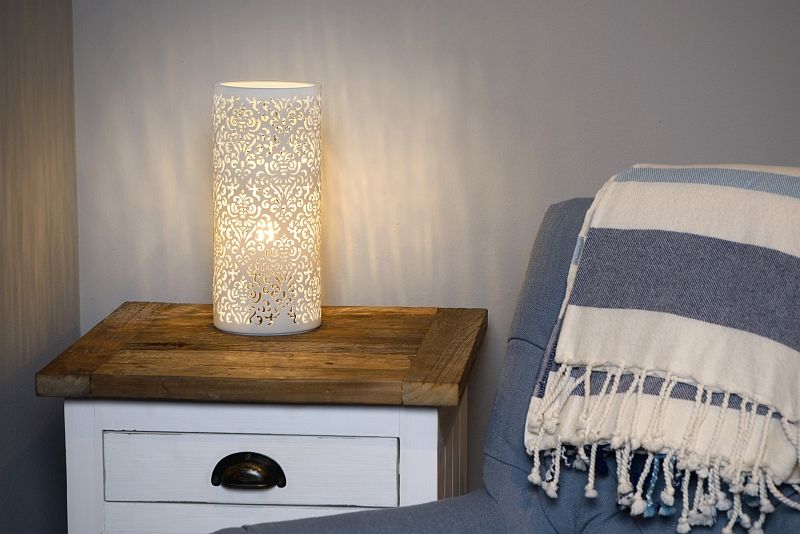 Stolní lampa ve skandinávském stylu s ozdobnými otvory ve stínidle