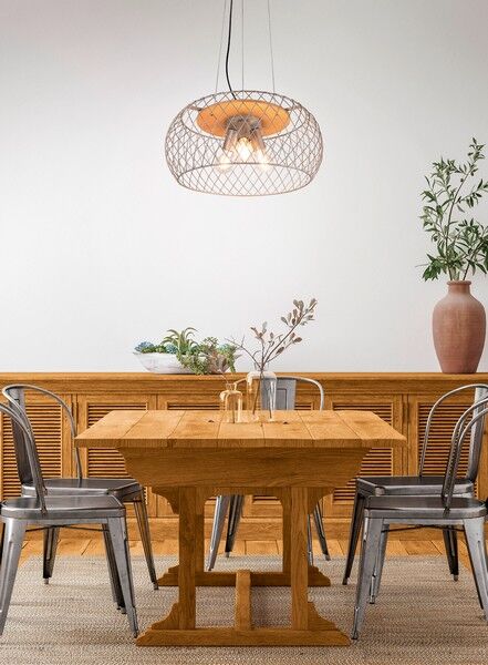 Kulatý lustr nad jídelním stolem