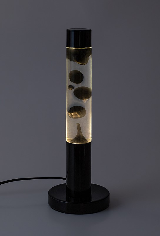 RABALUX čierna lávová lampa rozsvietená