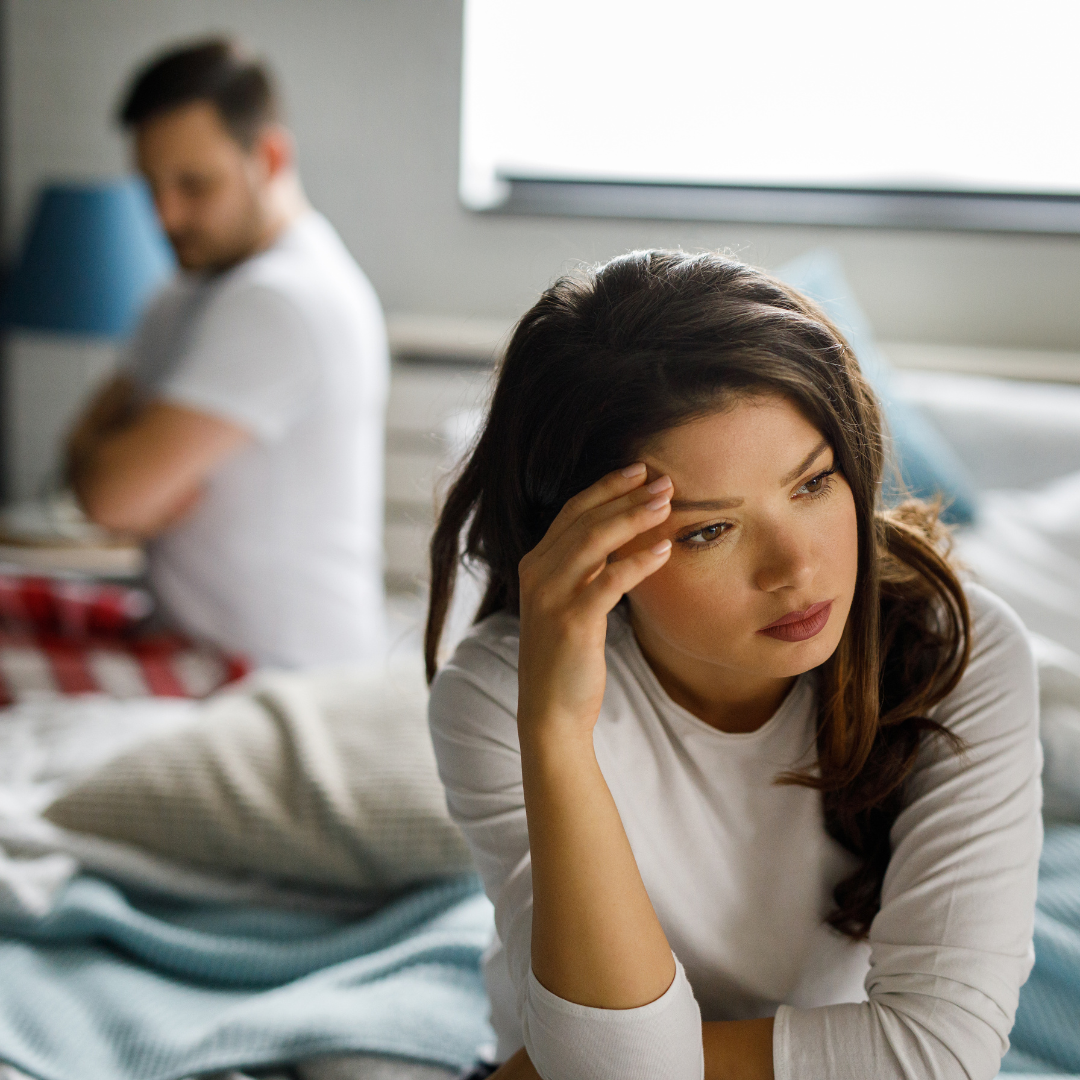 Porovnanie studenej a teplej bielej: studené LED svetlo zvýrazní únavu, teplé svetlo zjemní pleť a zútulní spálňu