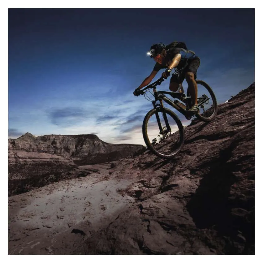 Cyklista s LED čelovkou na přilbě, ideální pro náročný terén a jízdu ve tmě