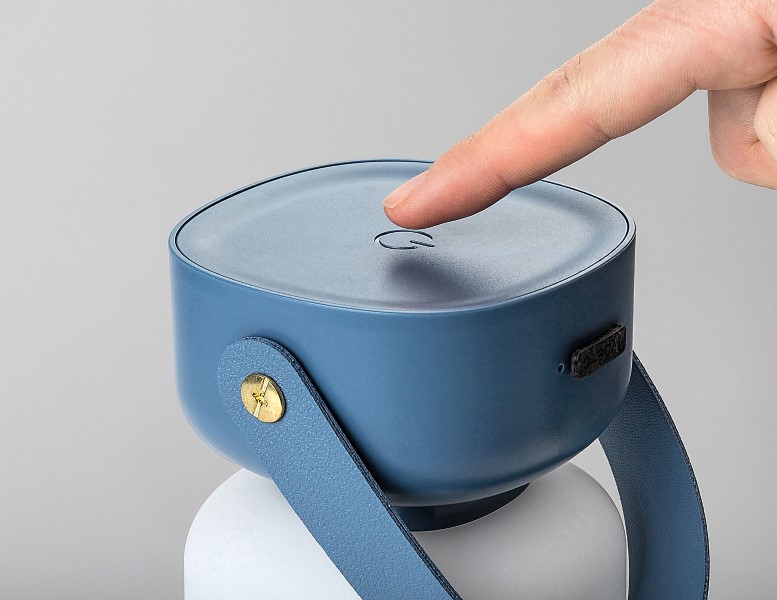 Detail dotykového ovládání na Rabalux Funes 77145, ukazující funkci stmívání a změny barvy světla