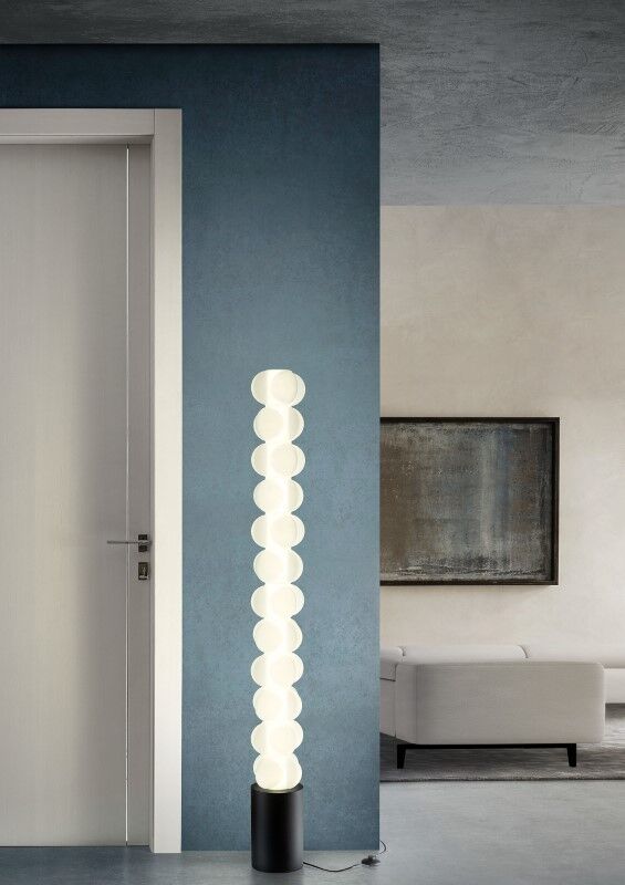 Moderní stmívatelná stojací lampa se zajímavým, nadčasovým designem do obývacího pokoje