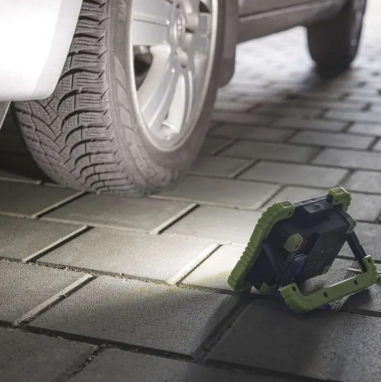 kvalitní dobíjecí LED ruční baterka oprava nouzové osvětlení propíchnutí okamžité světlo nouzová pomoc