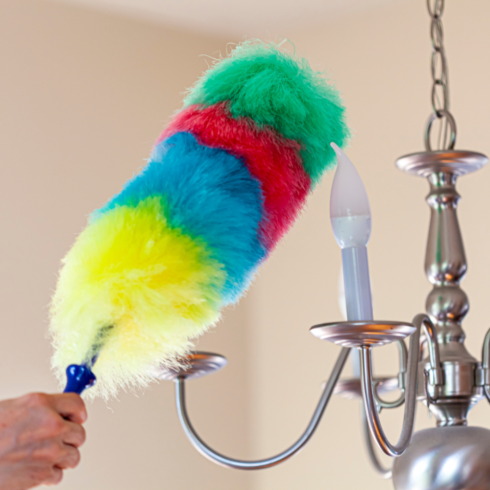 Suché čištění lustru s kovovými částmi