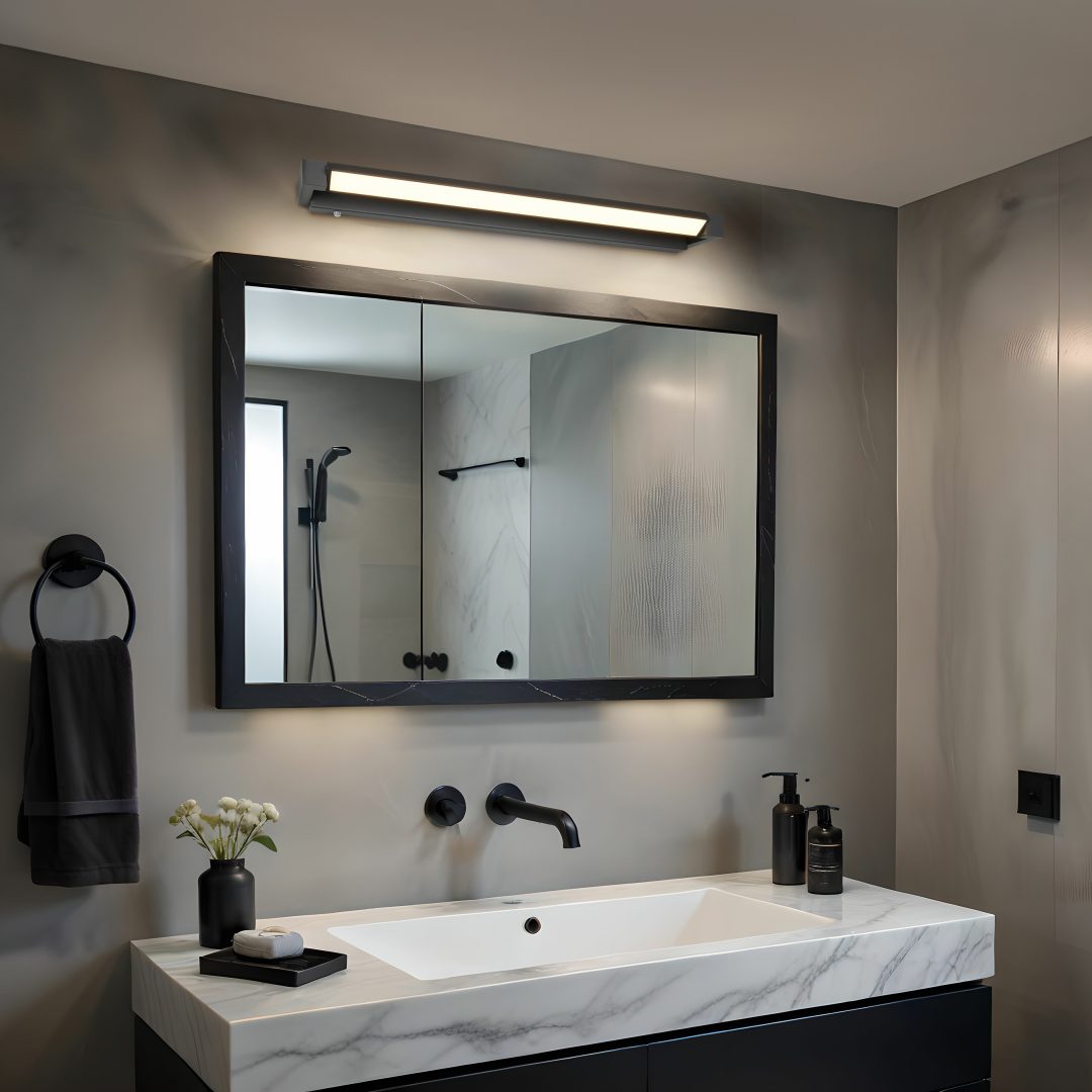 Nástěnné LED svítidlo nad koupelnovým zrcadlem a umyvadlem